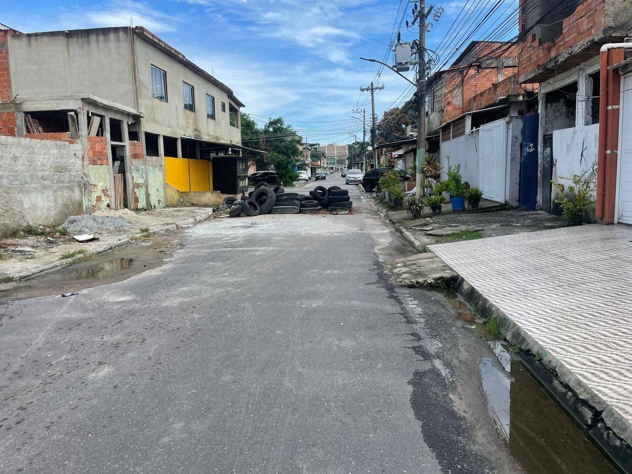 20° BPM retira 5 toneladas de barricadas das ruas de uma comunidade em Chatuba